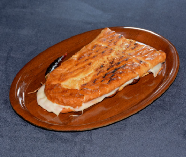 Üç Çeyrek Kaşarlı Tost